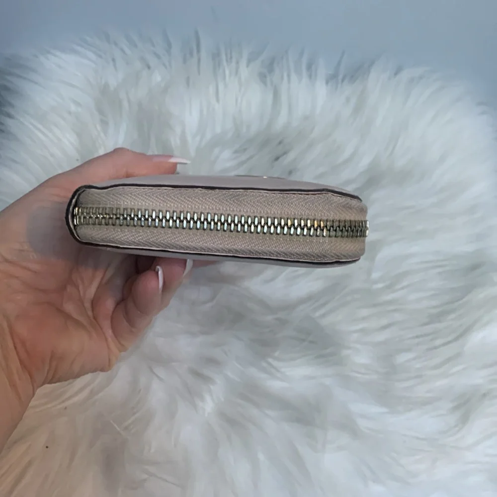 Authentic Ferragamo pale pink zippy wallet - Image 6