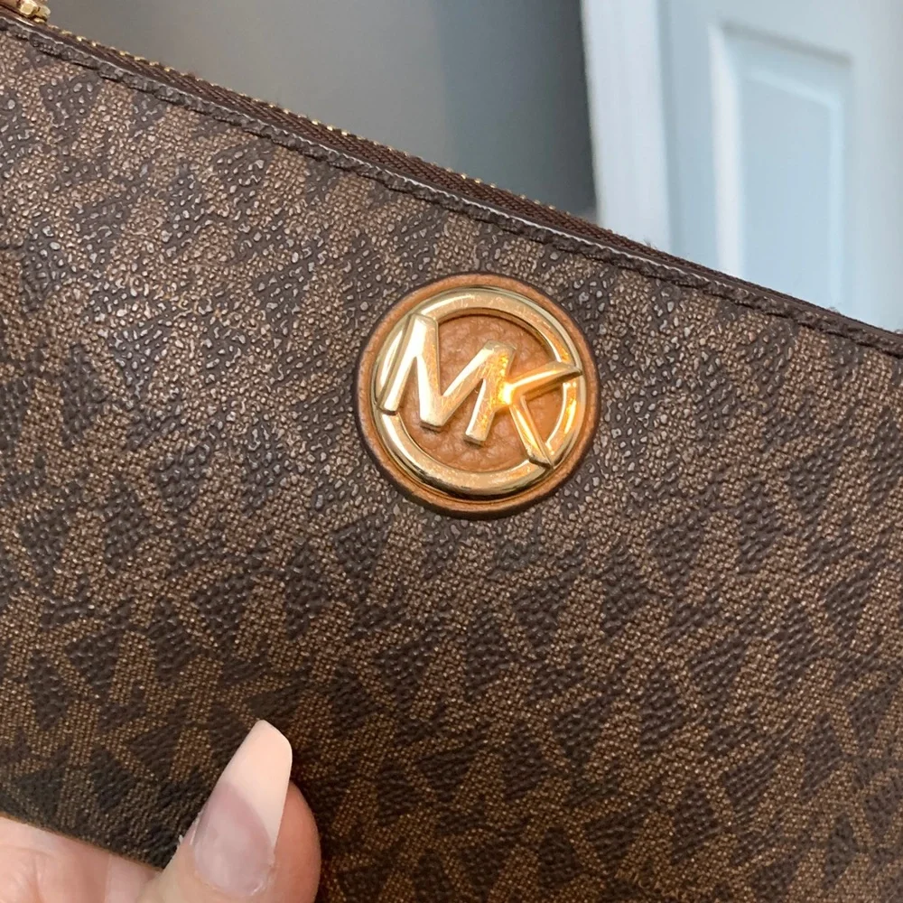 Authentic Michael Kors signature print brown zippy wristlet - Image 12