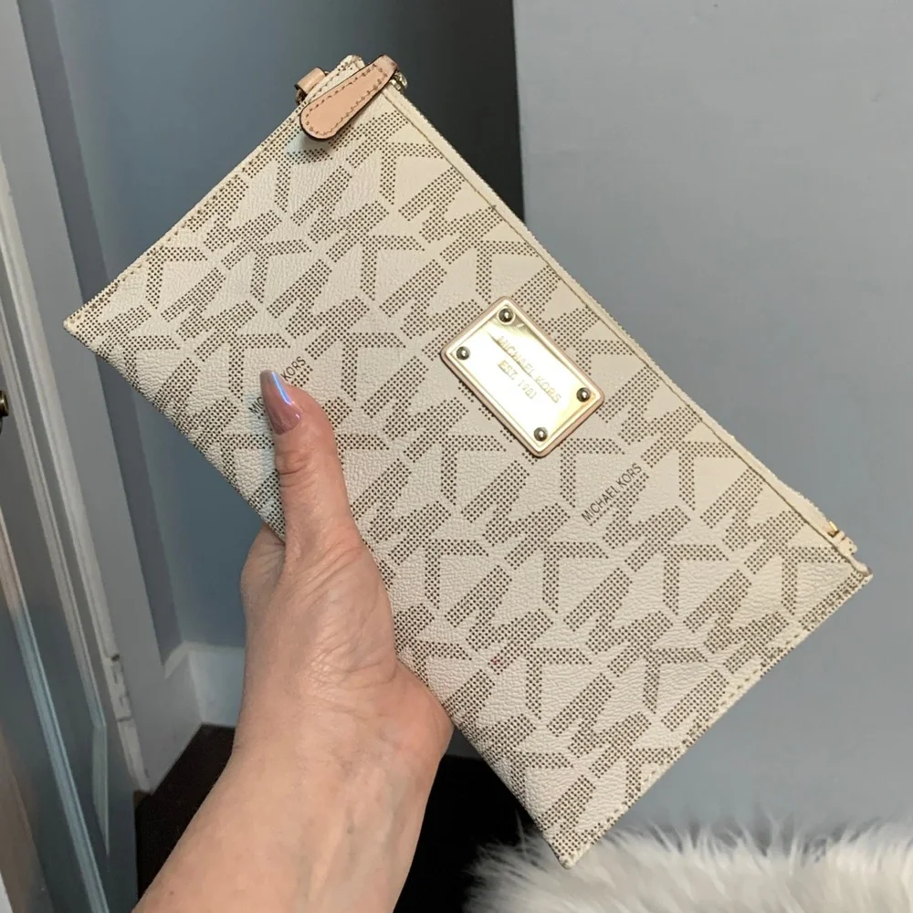 Authentic Michael Kors cream signature wristlet zipper pouch - Image 3