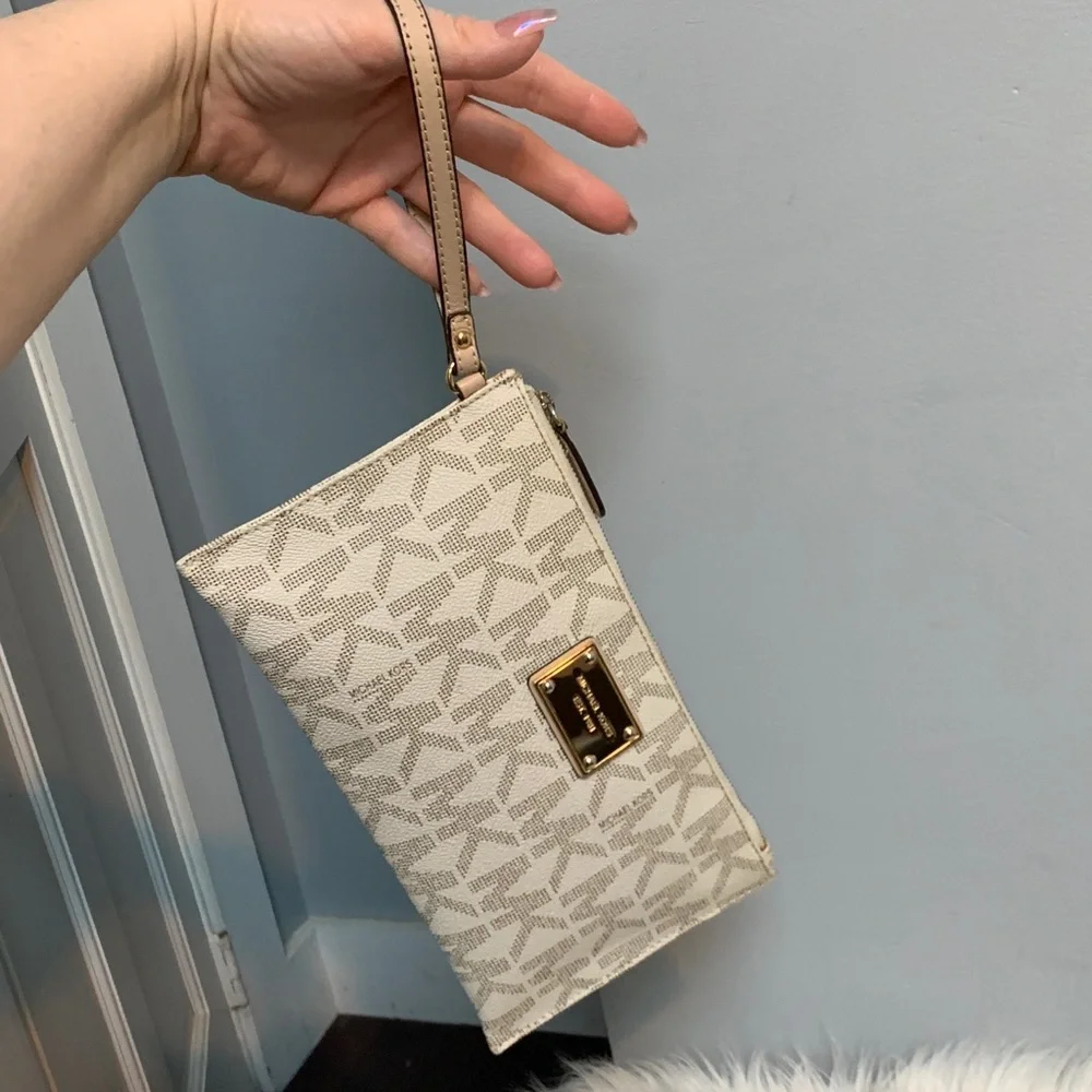 Authentic Michael Kors cream signature wristlet zipper pouch - Image 4