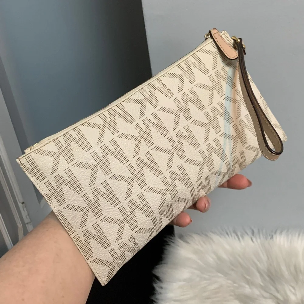 Authentic Michael Kors cream signature wristlet zipper pouch - Image 5