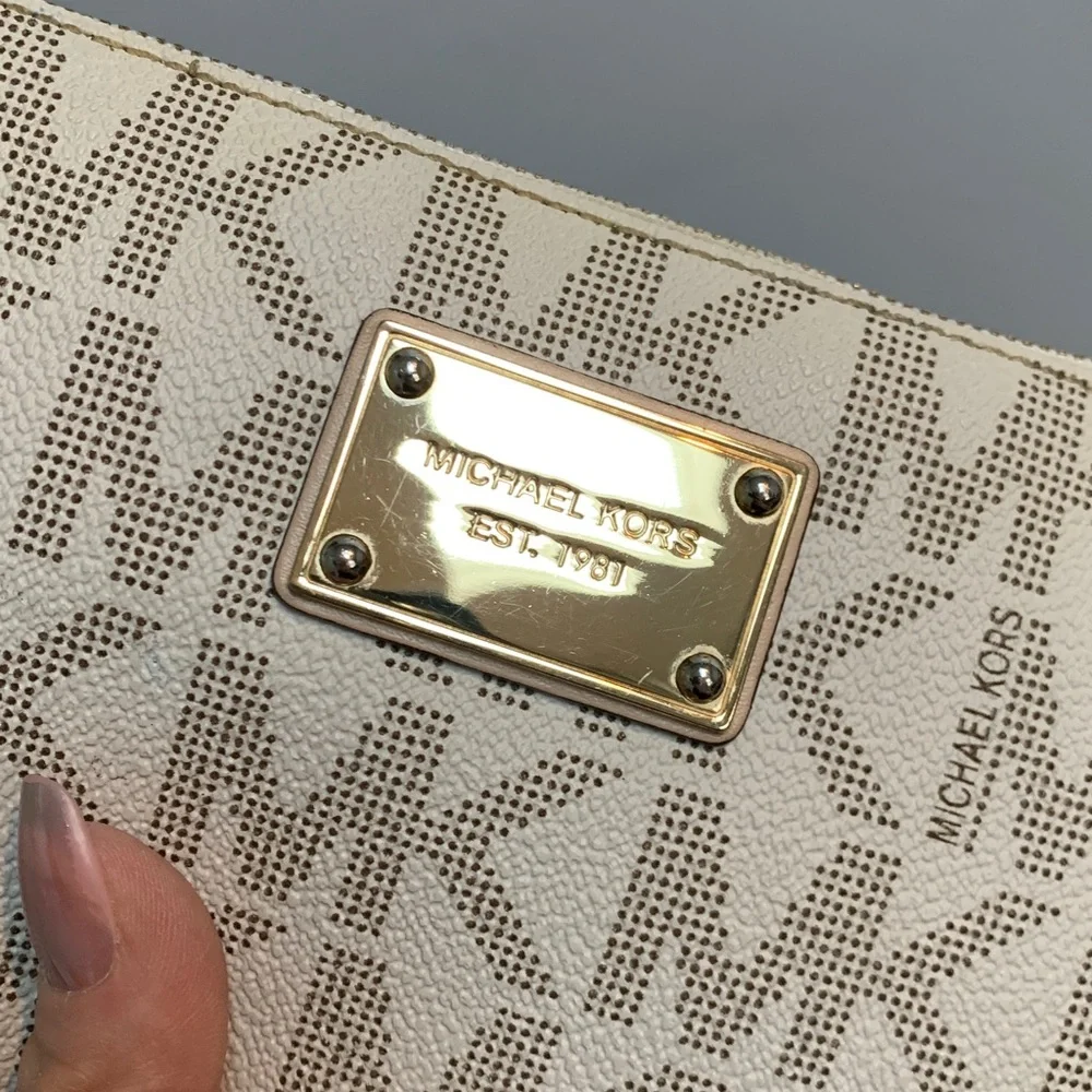 Authentic Michael Kors cream signature wristlet zipper pouch - Image 7