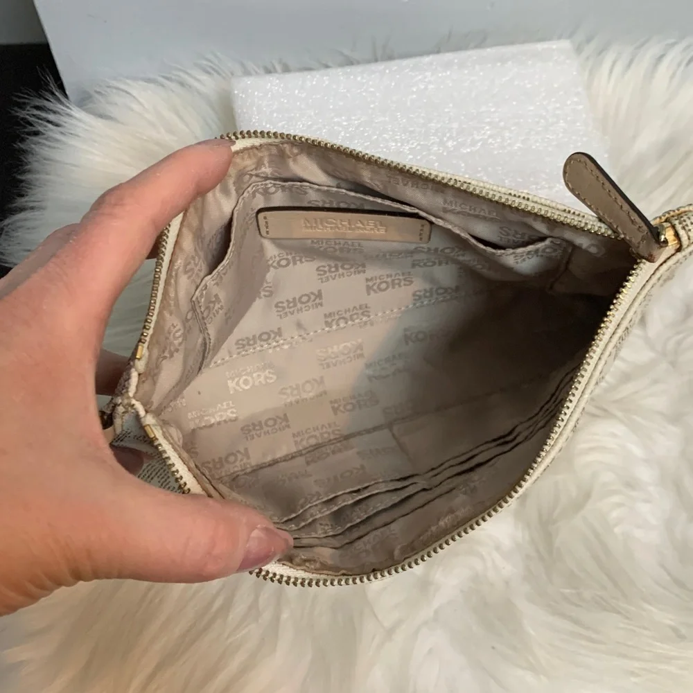 Authentic Michael Kors cream signature wristlet zipper pouch - Image 9