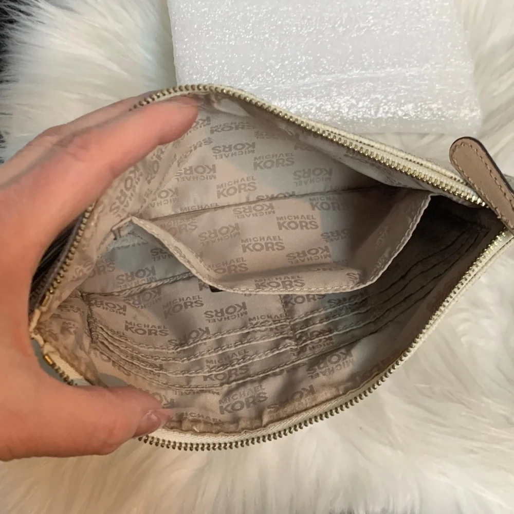 Authentic Michael Kors cream signature wristlet zipper pouch - Image 10