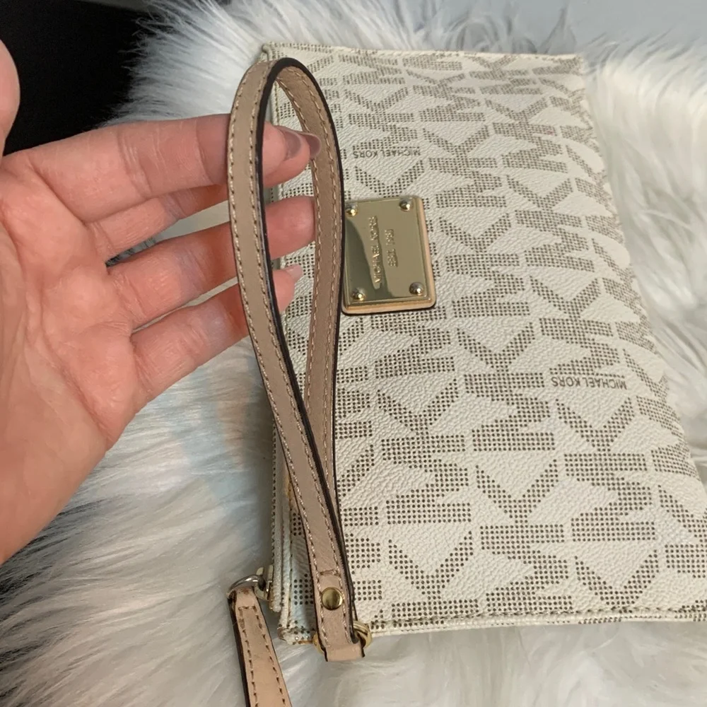 Authentic Michael Kors cream signature wristlet zipper pouch - Image 13