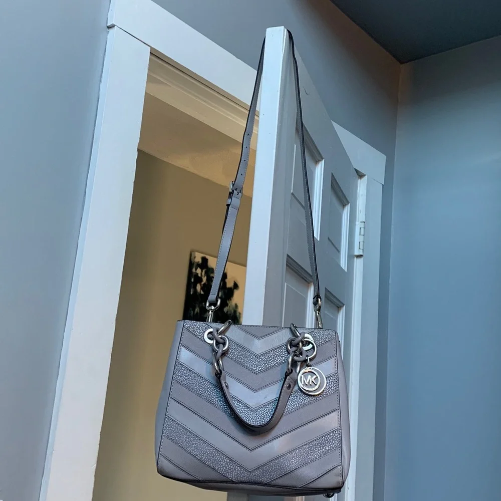 Authentic Michael Kors Cynthia gray and silver leather handbag w crossbody strap - Image 2