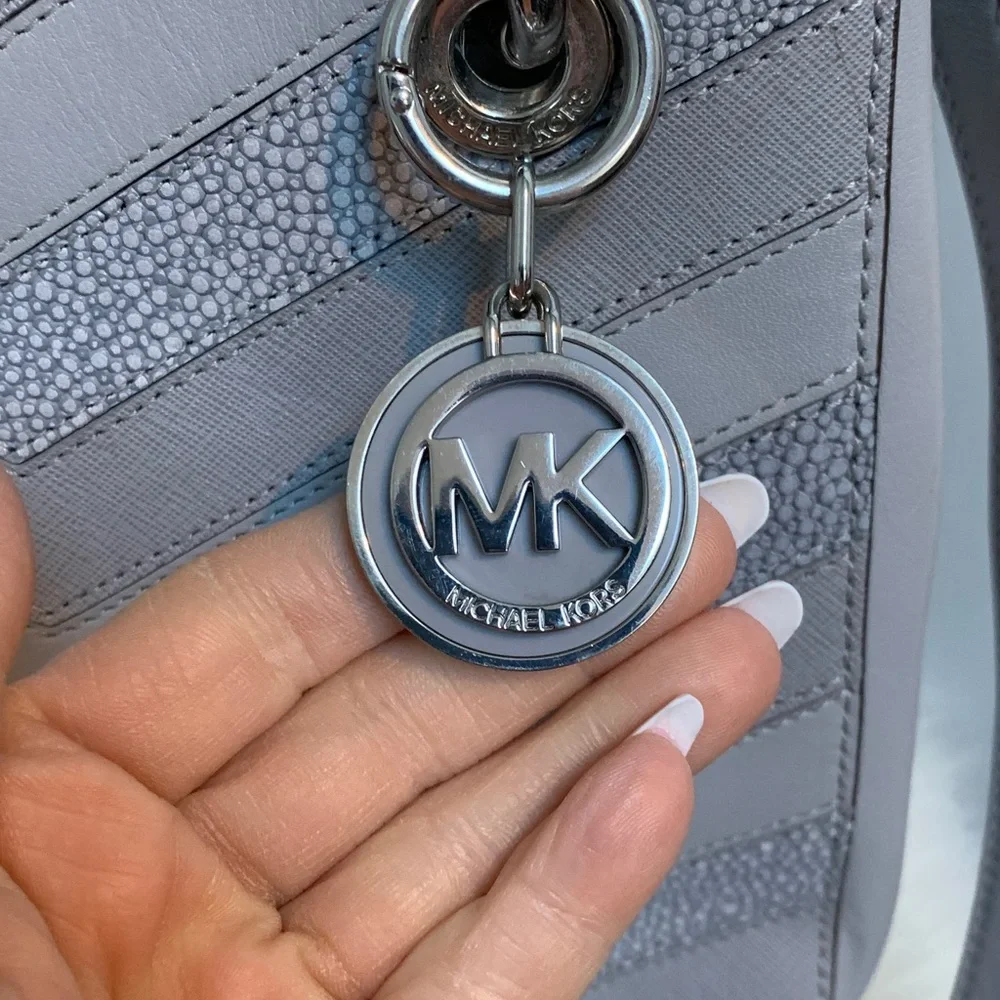 Authentic Michael Kors Cynthia gray and silver leather handbag w crossbody strap - Image 3