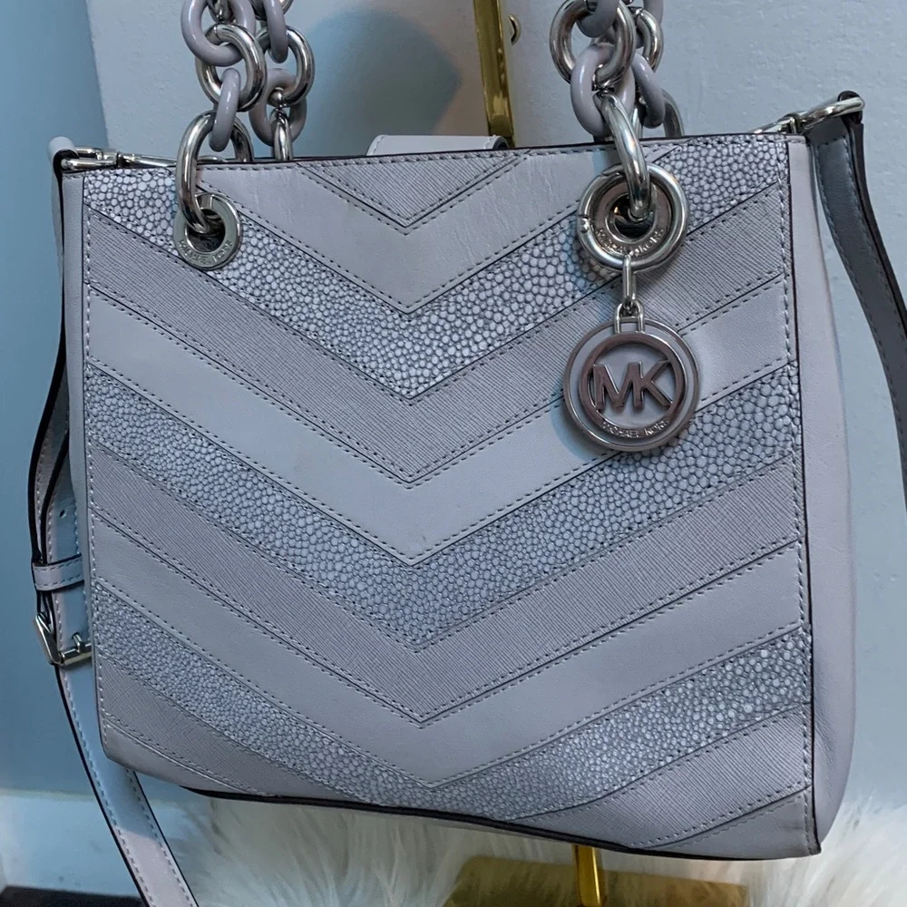 Authentic Michael Kors Cynthia gray and silver leather handbag w crossbody strap - Image 4