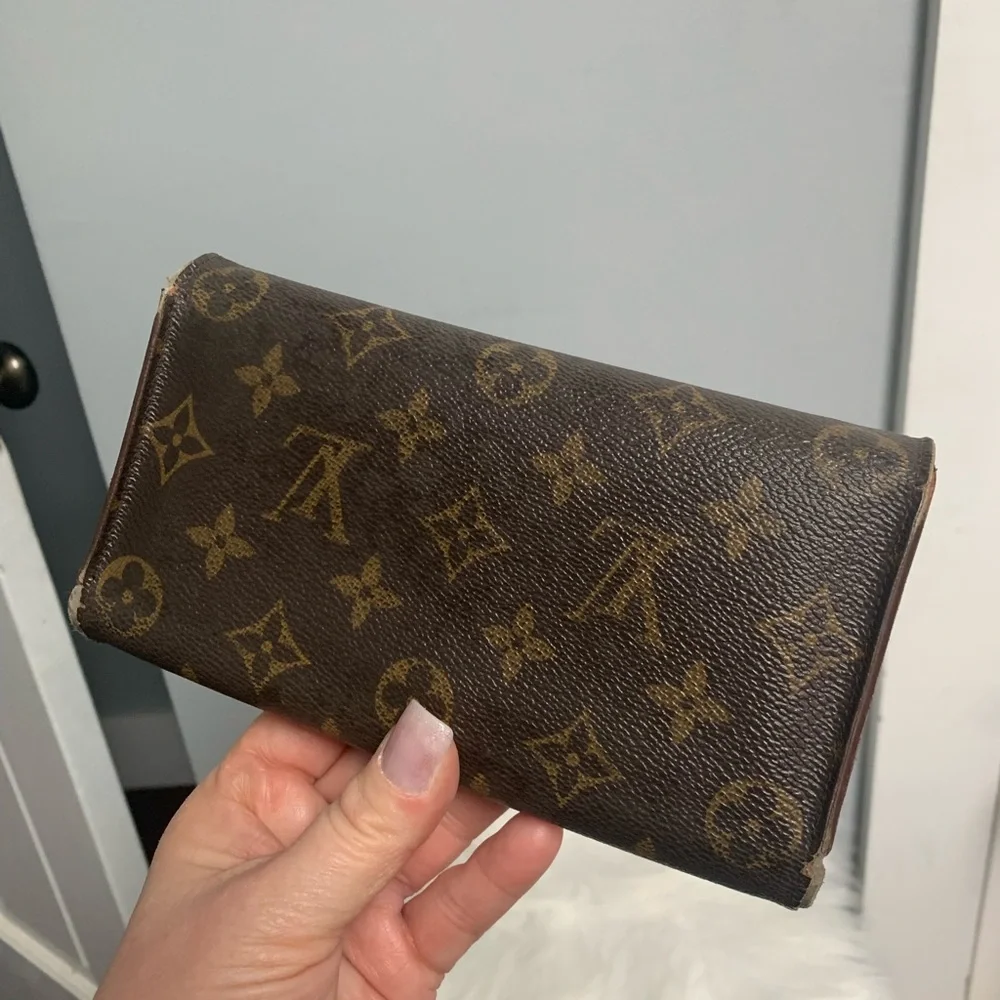 🏷️Clearance 1997 authentic Louis Vuitton International wallet - junk - Image 4