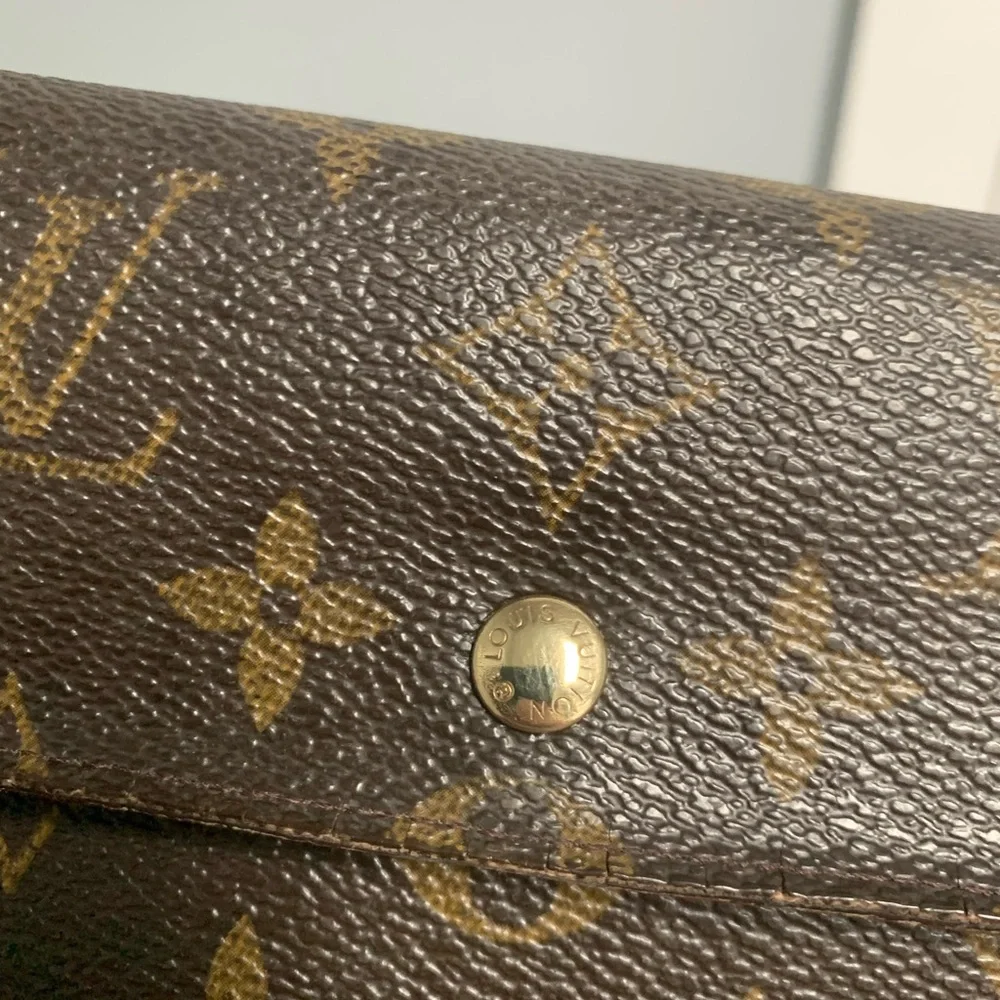 🏷️Clearance 1997 authentic Louis Vuitton International wallet - junk - Image 5