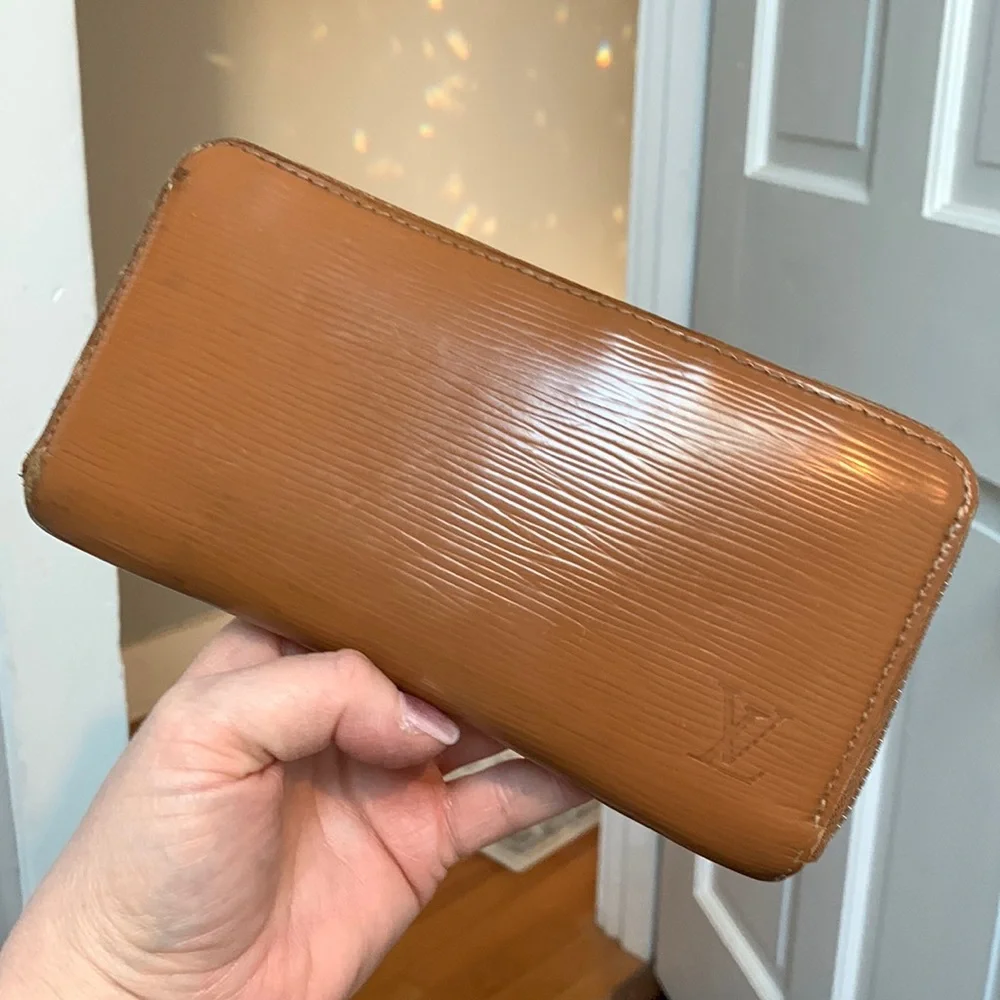 2006 authentic Louis Vuitton tan Epi leather zippy wallet