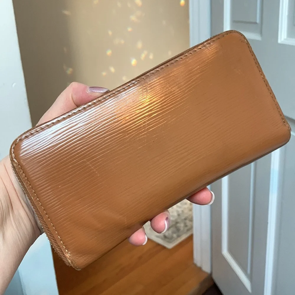 2006 authentic Louis Vuitton tan Epi leather zippy wallet - Image 5