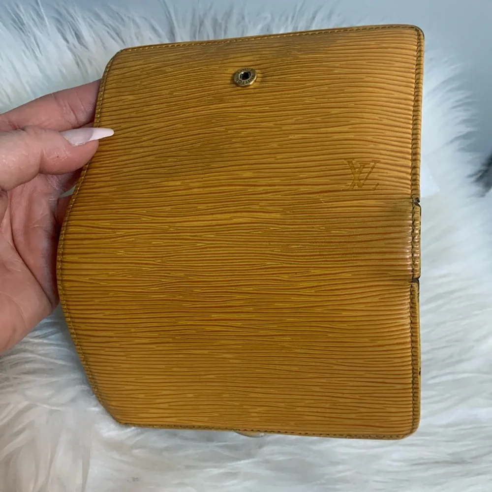 2000 authentic Louis Vuitton yellow Epi kisslock wallet - Image 15
