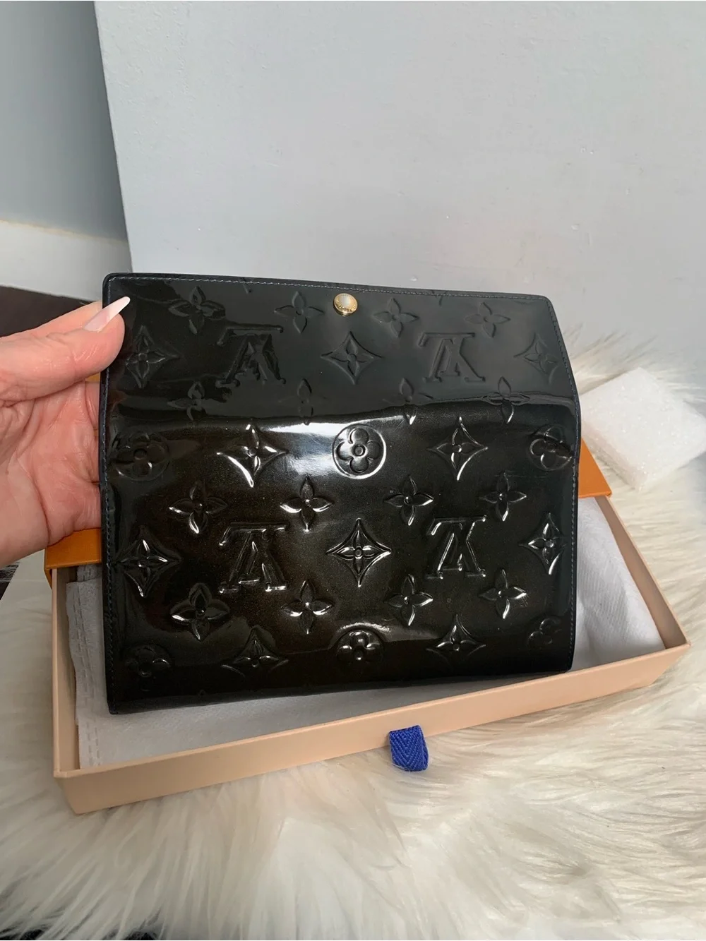 2011 authentic Louis Vuitton black vernis wallet w blue stitching w box - Image 7