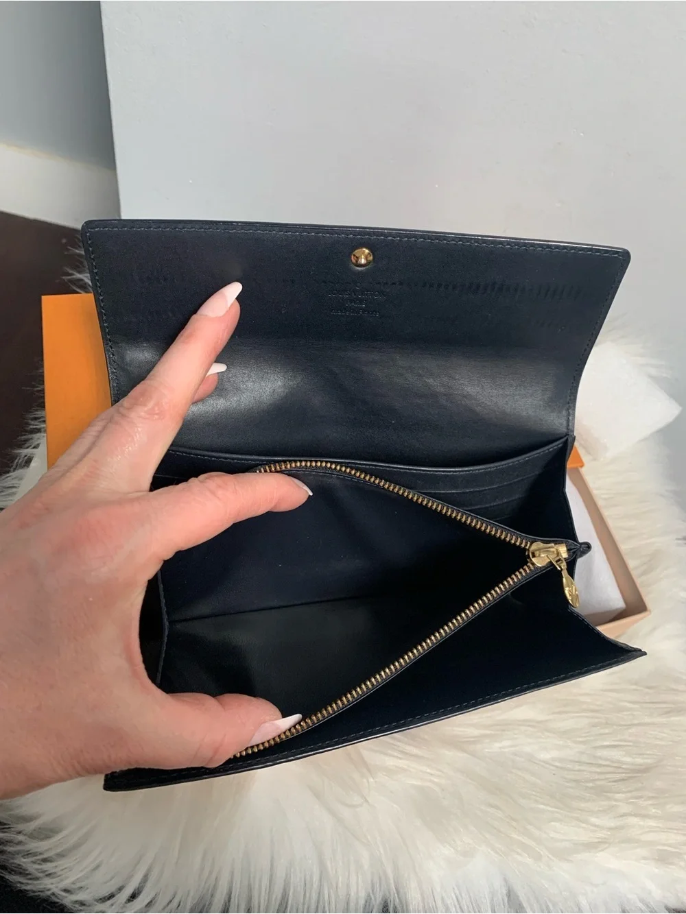 2011 authentic Louis Vuitton black vernis wallet w blue stitching w box - Image 12