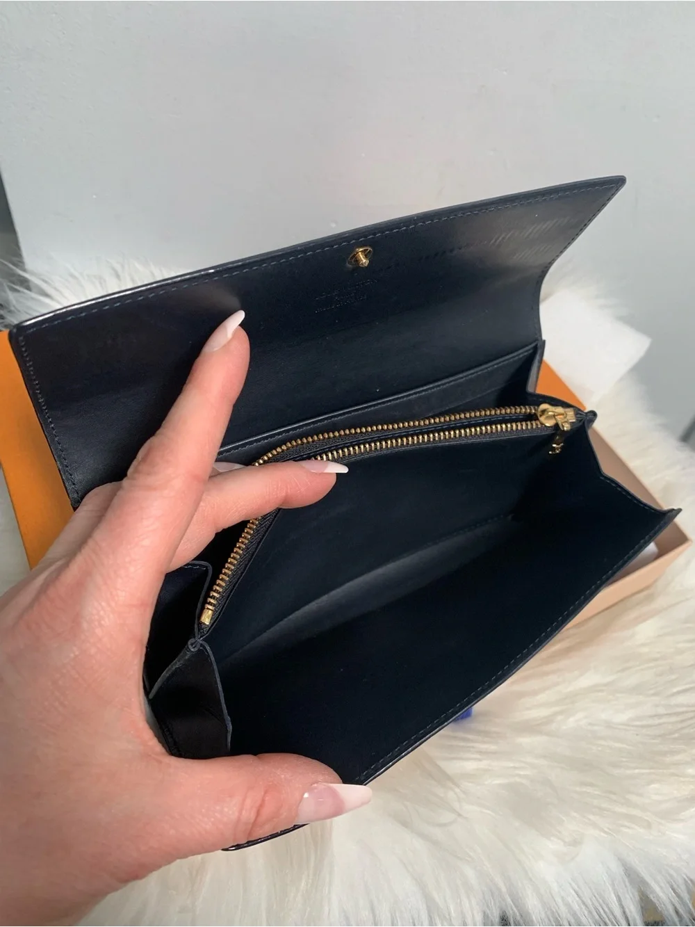 2011 authentic Louis Vuitton black vernis wallet w blue stitching w box - Image 13