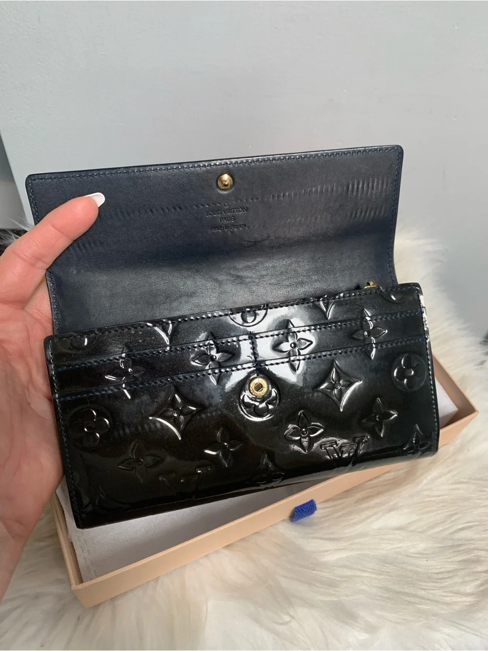 2011 authentic Louis Vuitton black vernis wallet w blue stitching w box - Image 9