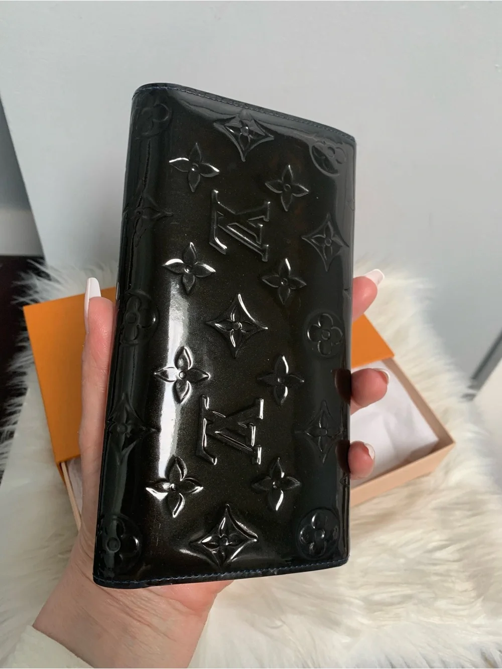 2011 authentic Louis Vuitton black vernis wallet w blue stitching w box - Image 4