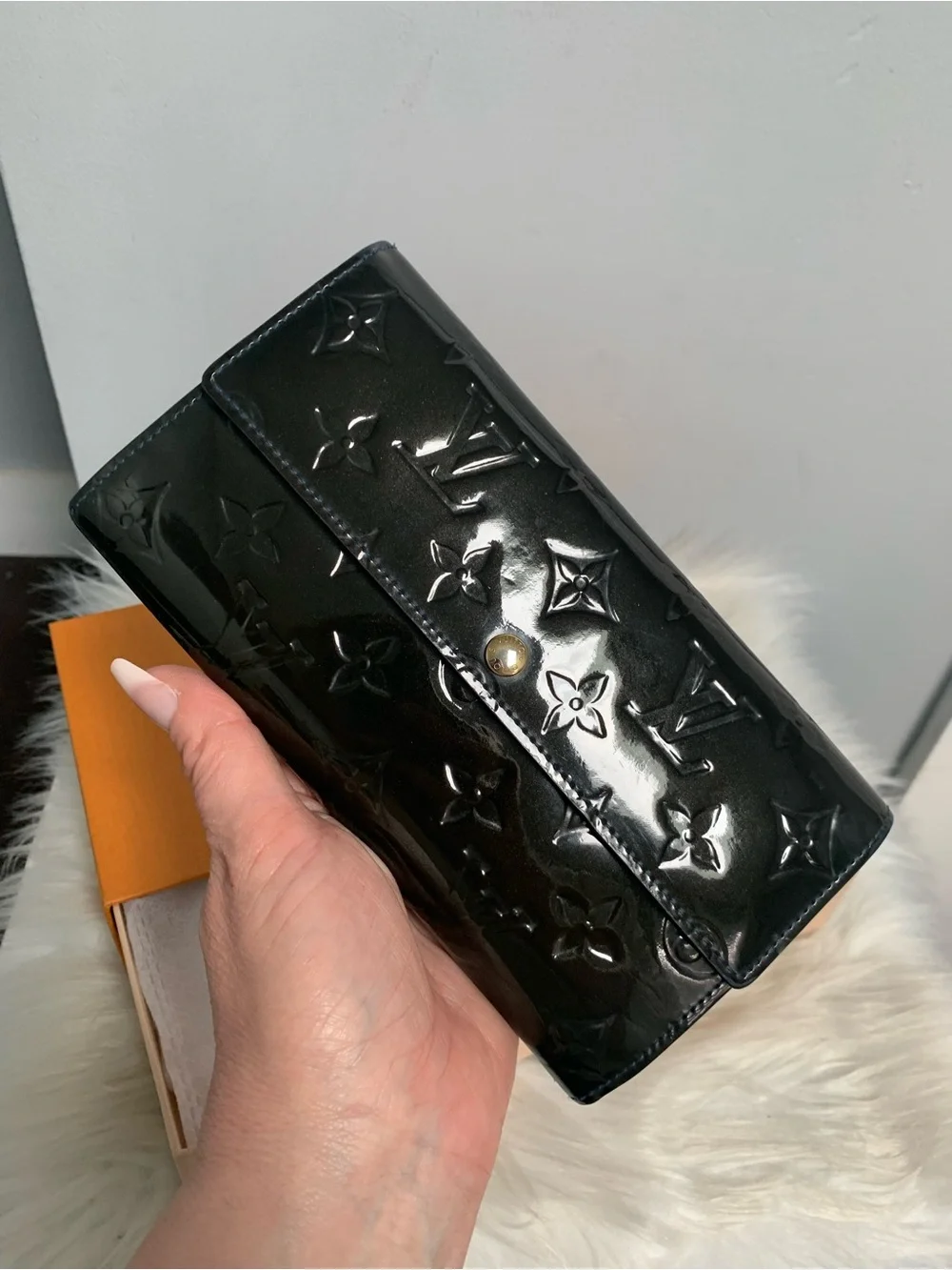 2011 authentic Louis Vuitton black vernis wallet w blue stitching w box - Image 3