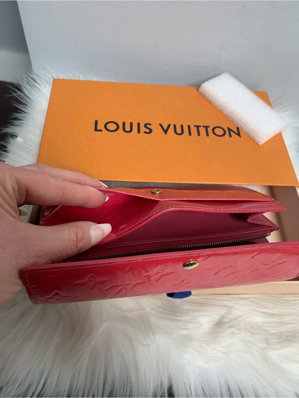 2006 authentic Louis Vuitton pink vernis leather Sarah wallet w box - Image 14