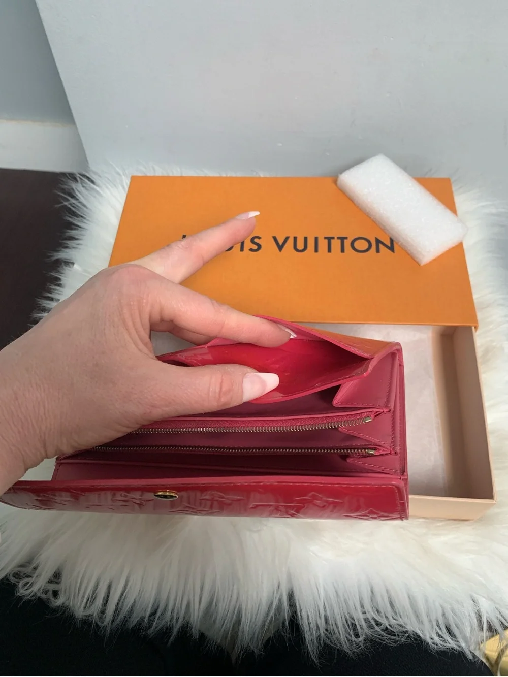 2006 authentic Louis Vuitton pink vernis leather Sarah wallet w box - Image 15