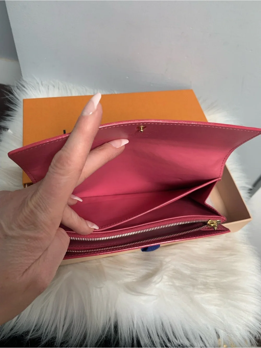 2006 authentic Louis Vuitton pink vernis leather Sarah wallet w box - Image 10