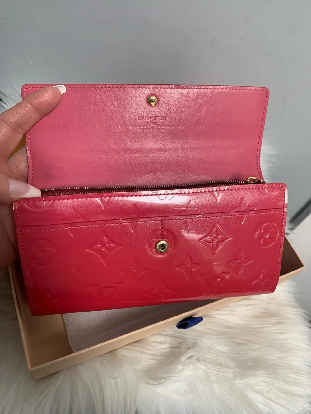 2006 authentic Louis Vuitton pink vernis leather Sarah wallet w box - Image 9