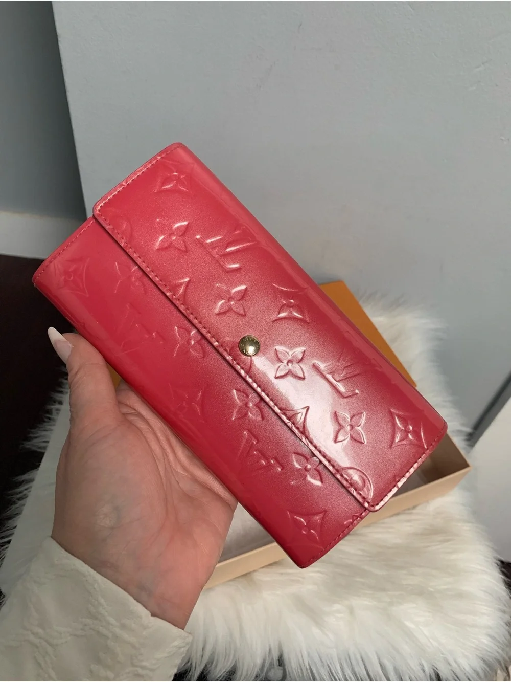 2006 authentic Louis Vuitton pink vernis leather Sarah wallet w box - Image 2