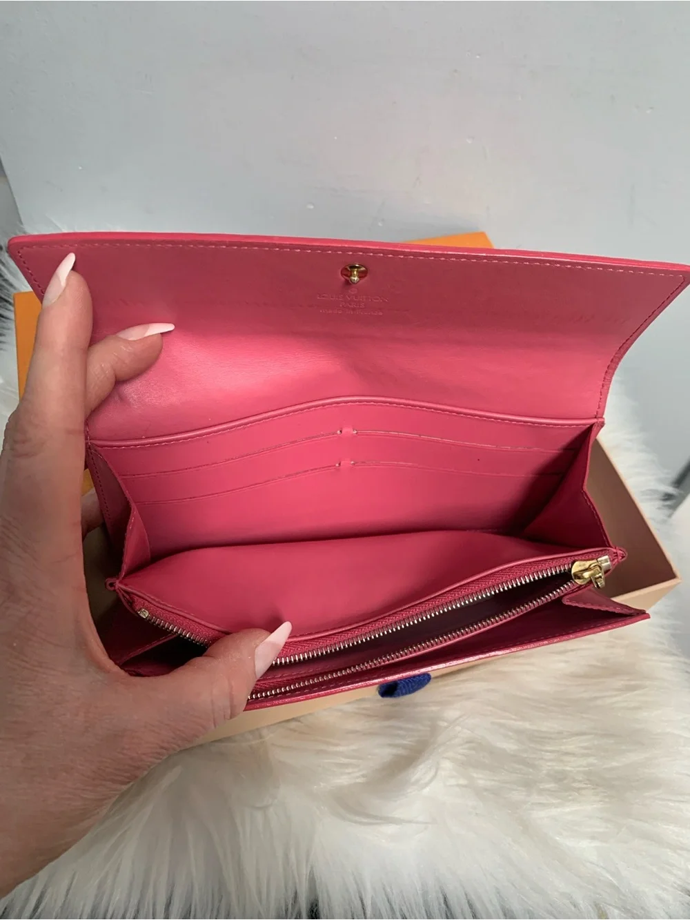2006 authentic Louis Vuitton pink vernis leather Sarah wallet w box - Image 11