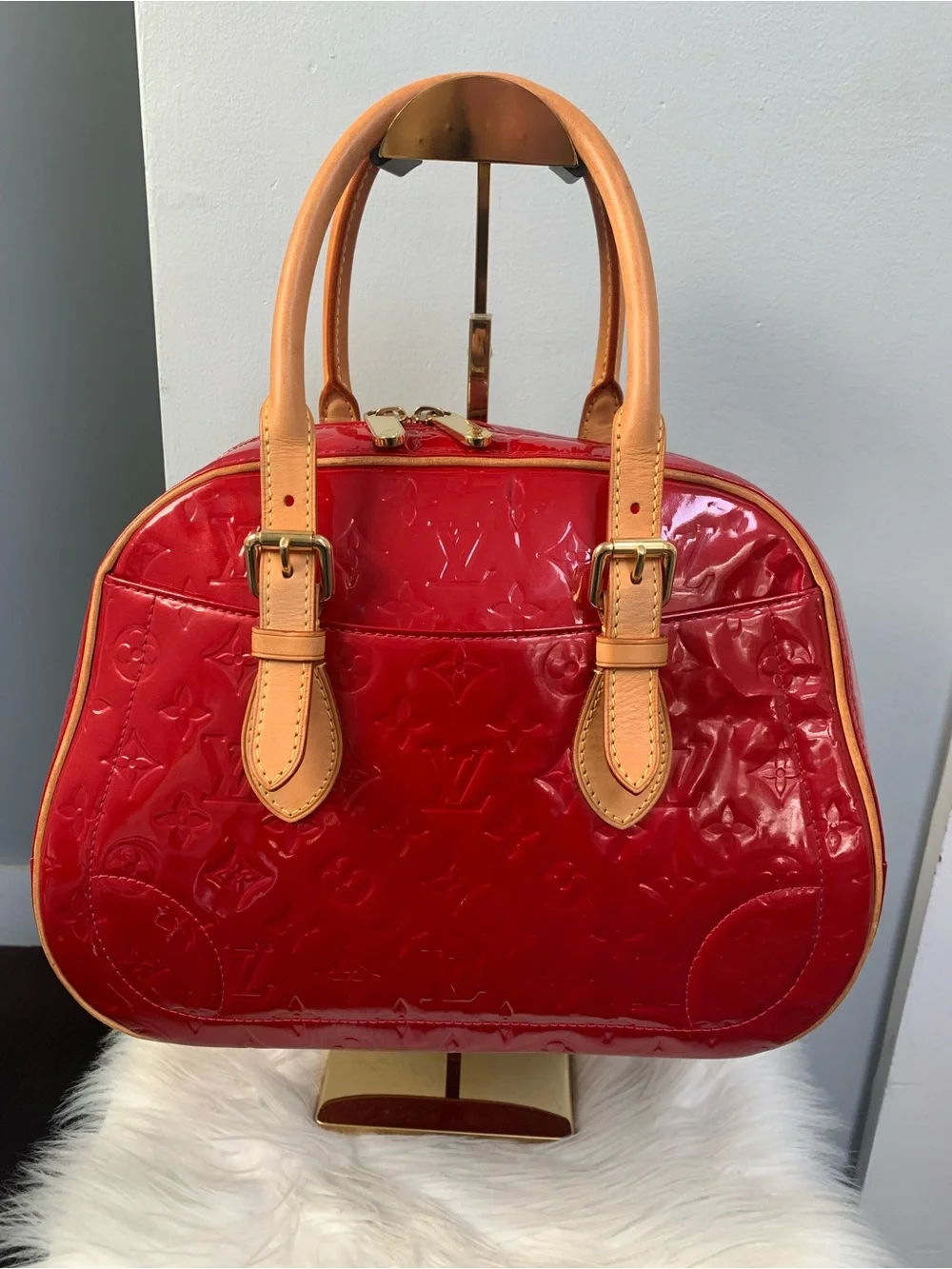 2007 authentic Louis Vuitton Summit Drive red vernis leather handbag