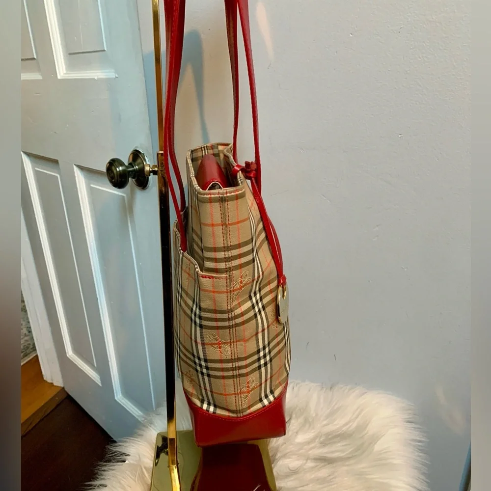 Authentic Burberry vintage Haymarket Check and red leather shoulder bag. - Image 4