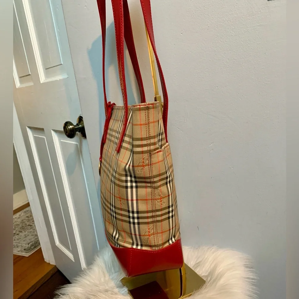 Authentic Burberry vintage Haymarket Check and red leather shoulder bag. - Image 5