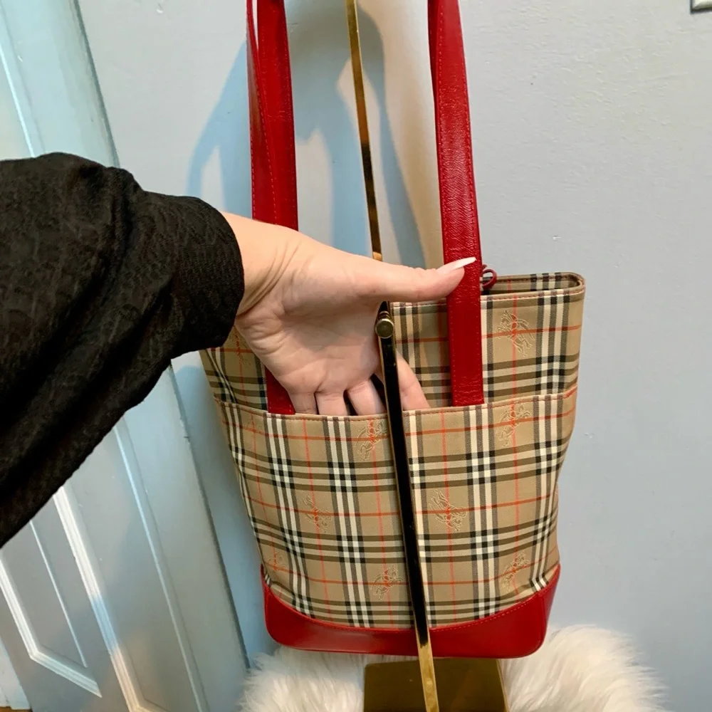 Authentic Burberry vintage Haymarket Check and red leather shoulder bag. - Image 6