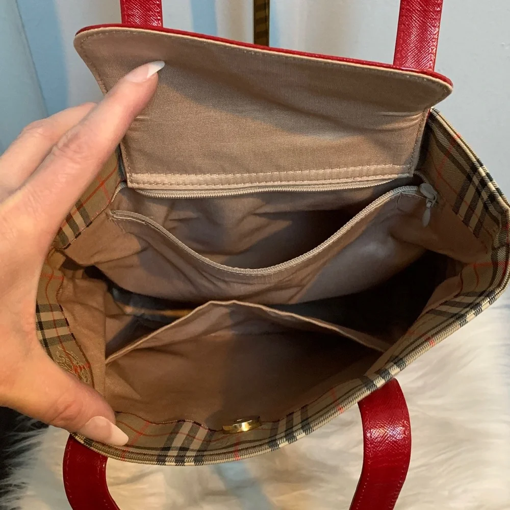 Authentic Burberry vintage Haymarket Check and red leather shoulder bag. - Image 10