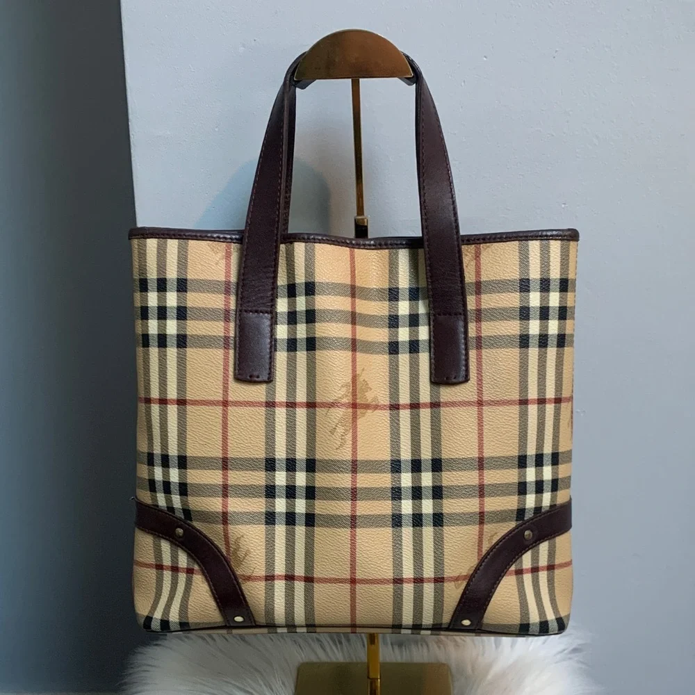 Authentic vintage Burberry medium handbag with magnetic closure and pockets - Image 2