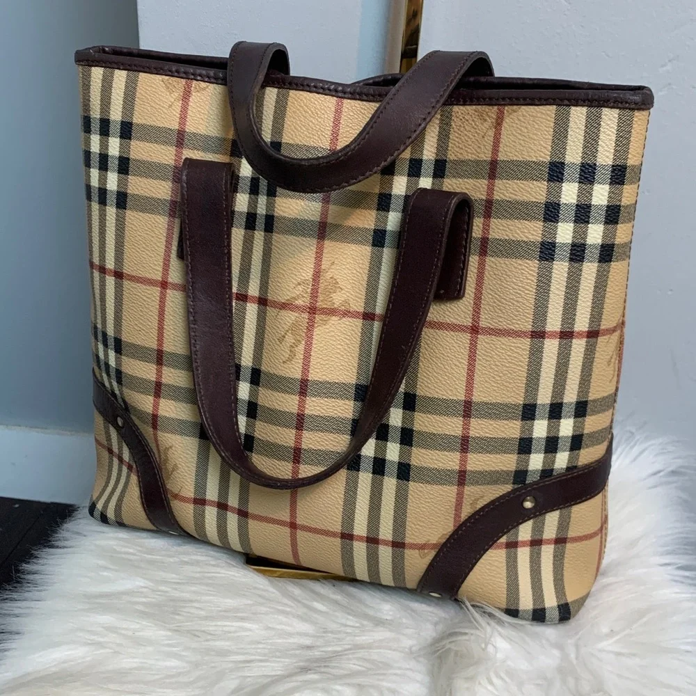 Authentic vintage Burberry medium handbag with magnetic closure and pockets - Image 3