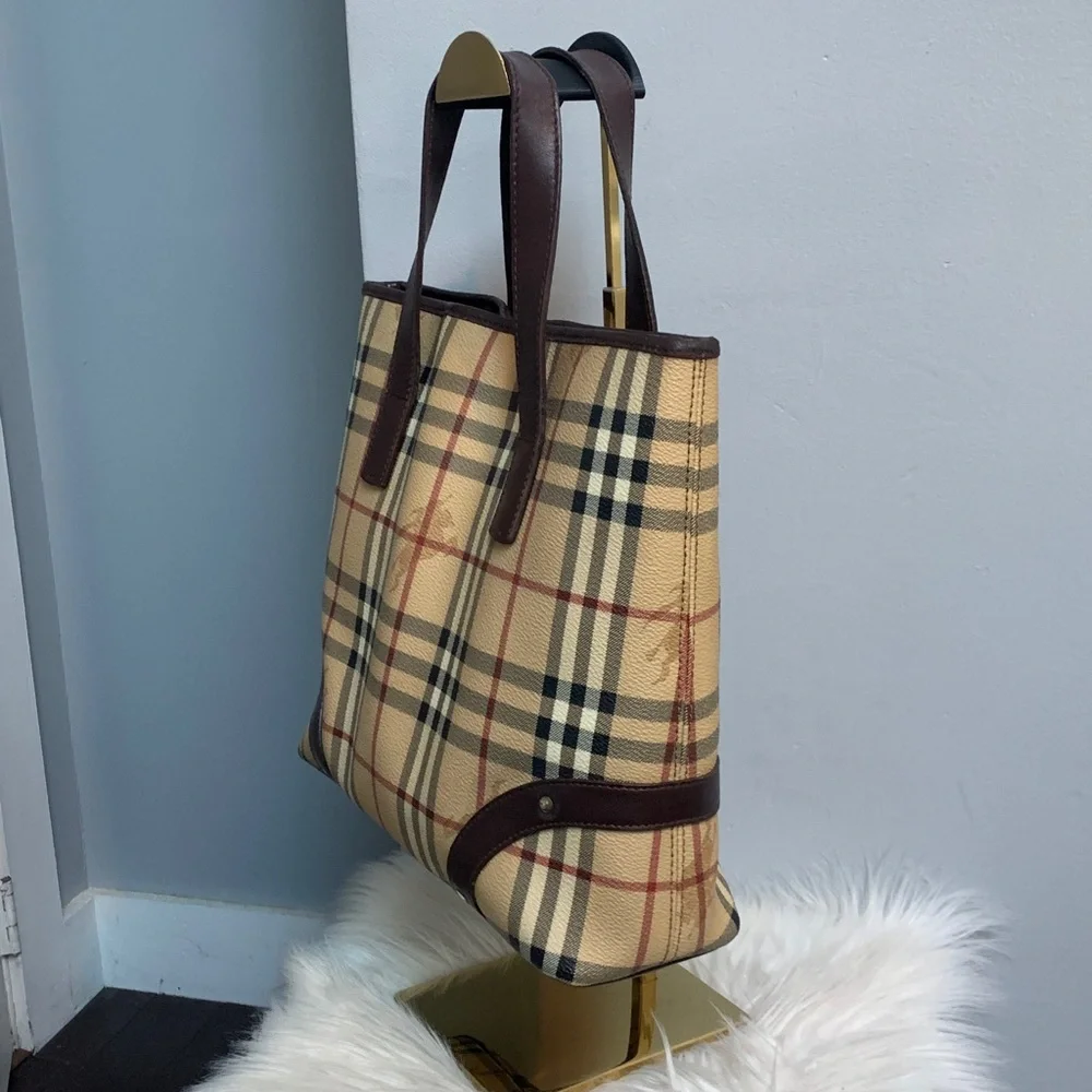 Authentic vintage Burberry medium handbag with magnetic closure and pockets - Image 4