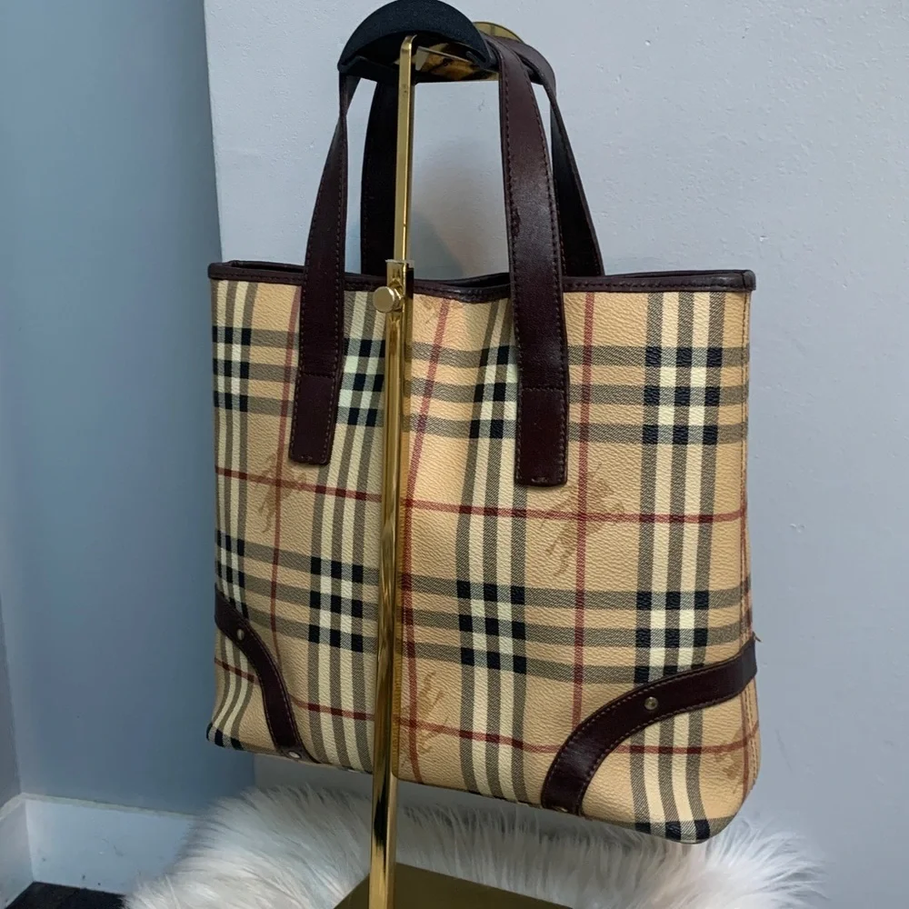 Authentic vintage Burberry medium handbag with magnetic closure and pockets - Image 5