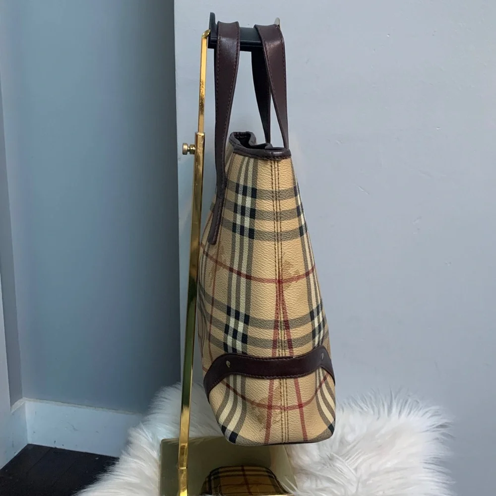 Authentic vintage Burberry medium handbag with magnetic closure and pockets - Image 6