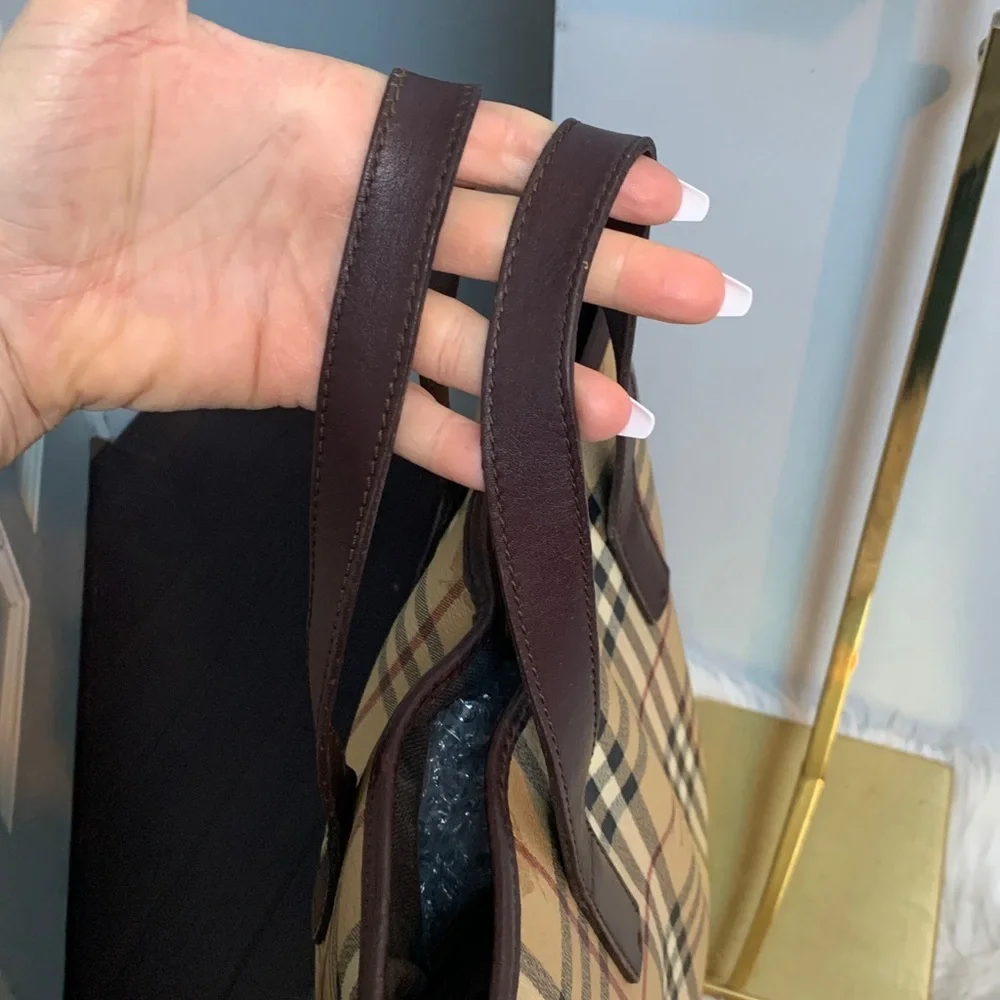 Authentic vintage Burberry medium handbag with magnetic closure and pockets - Image 7