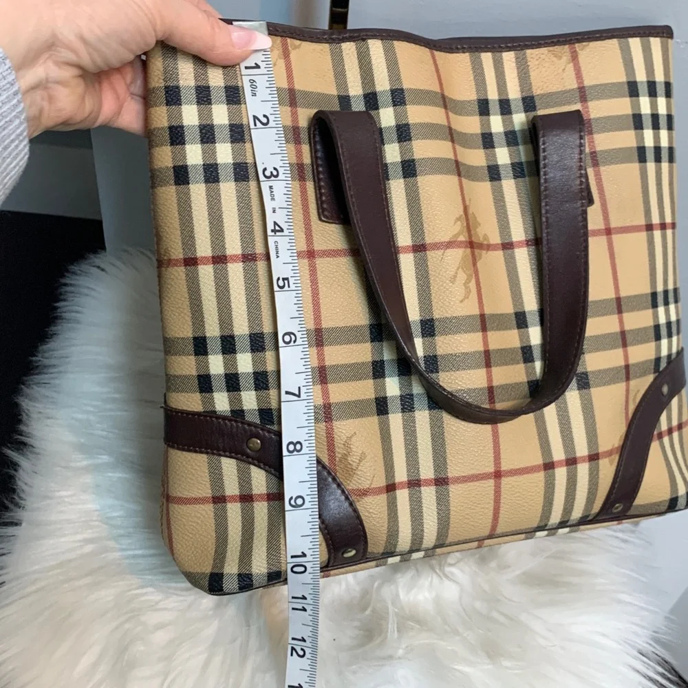 Authentic vintage Burberry medium handbag with magnetic closure and pockets - Image 9