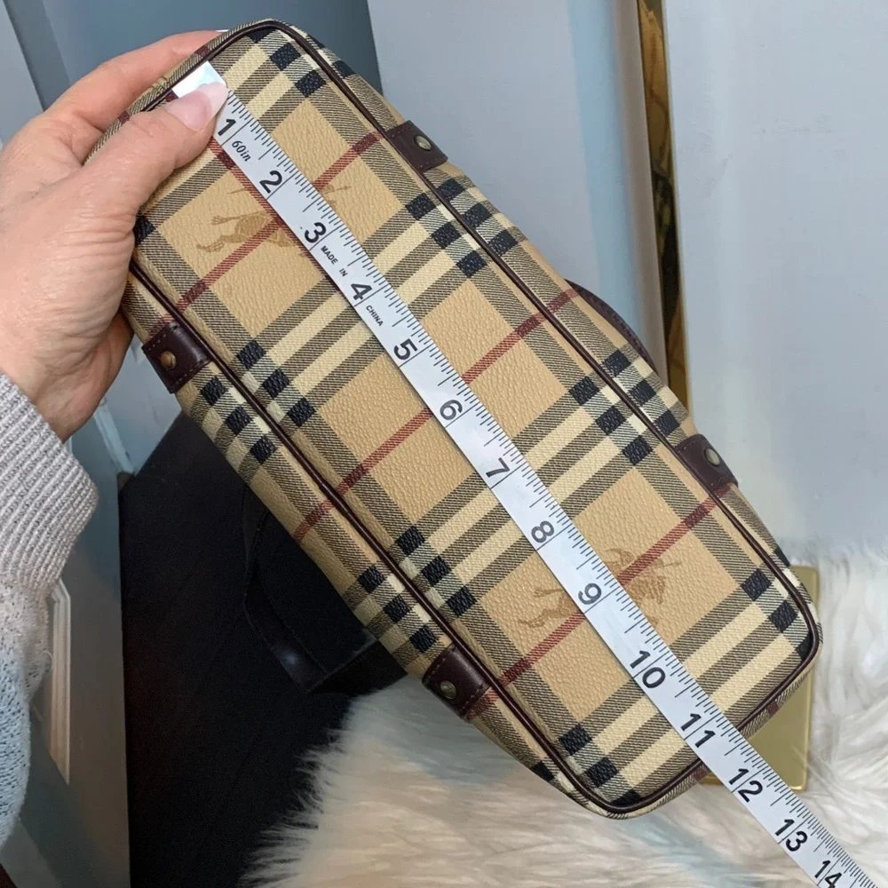 Authentic vintage Burberry medium handbag with magnetic closure and pockets - Image 10