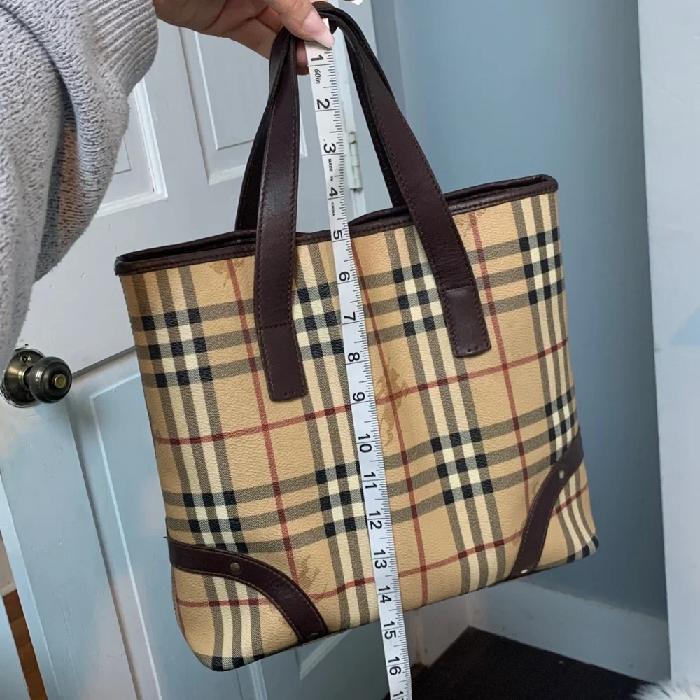 Authentic vintage Burberry medium handbag with magnetic closure and pockets - Image 11