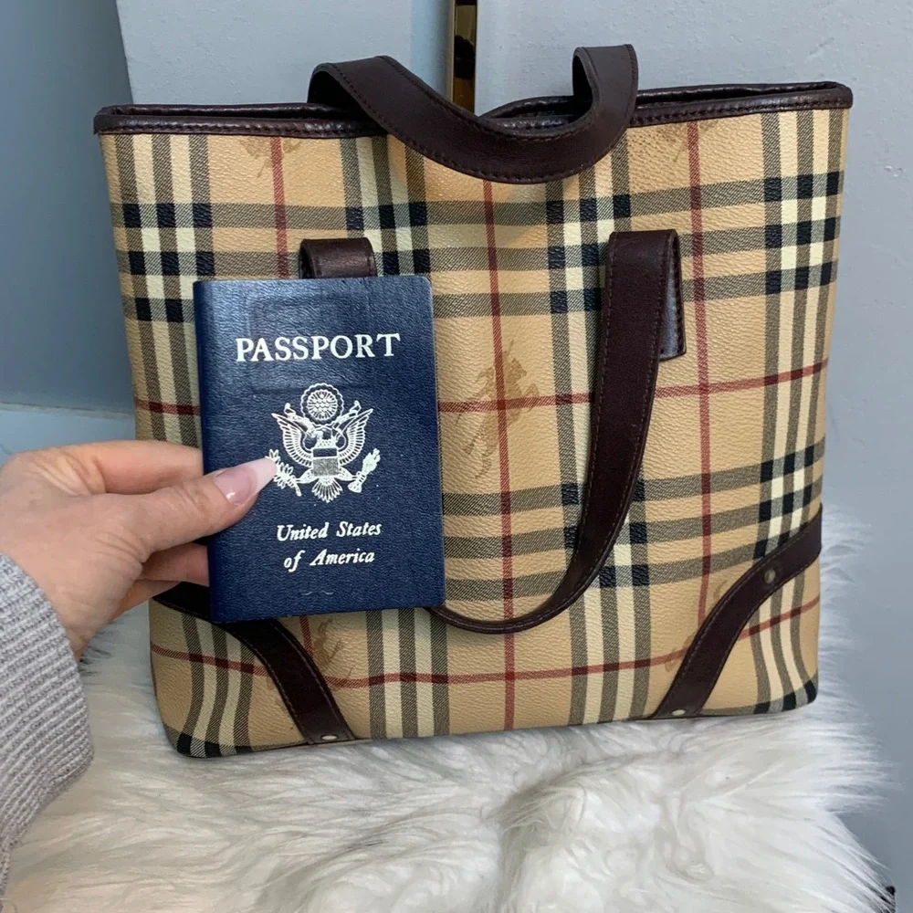 Authentic vintage Burberry medium handbag with magnetic closure and pockets - Image 12