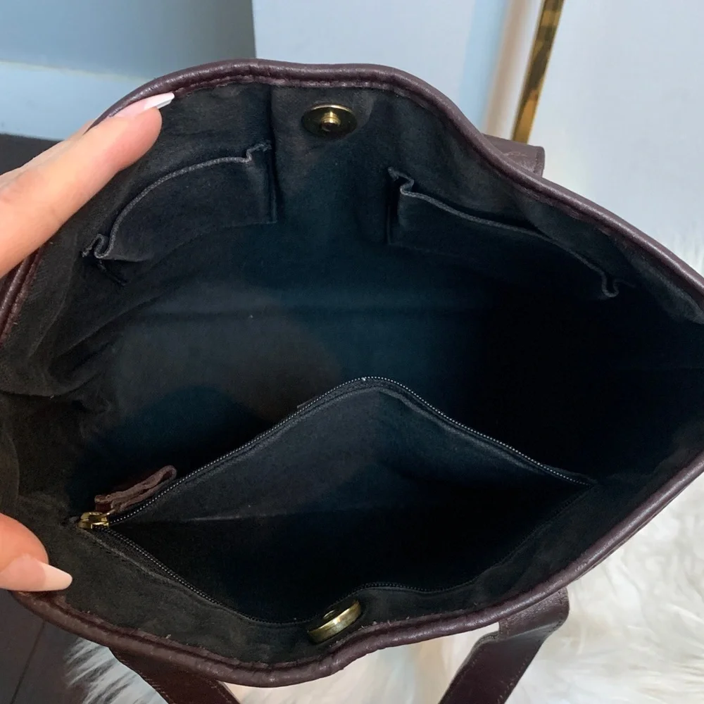 Authentic vintage Burberry medium handbag with magnetic closure and pockets - Image 13