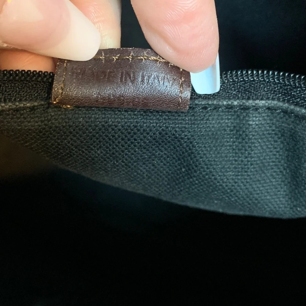 Authentic vintage Burberry medium handbag with magnetic closure and pockets - Image 16