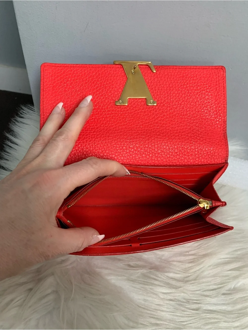 2019 authentic Louis Vuitton Capucines long wallet in bright coral color. - Image 9