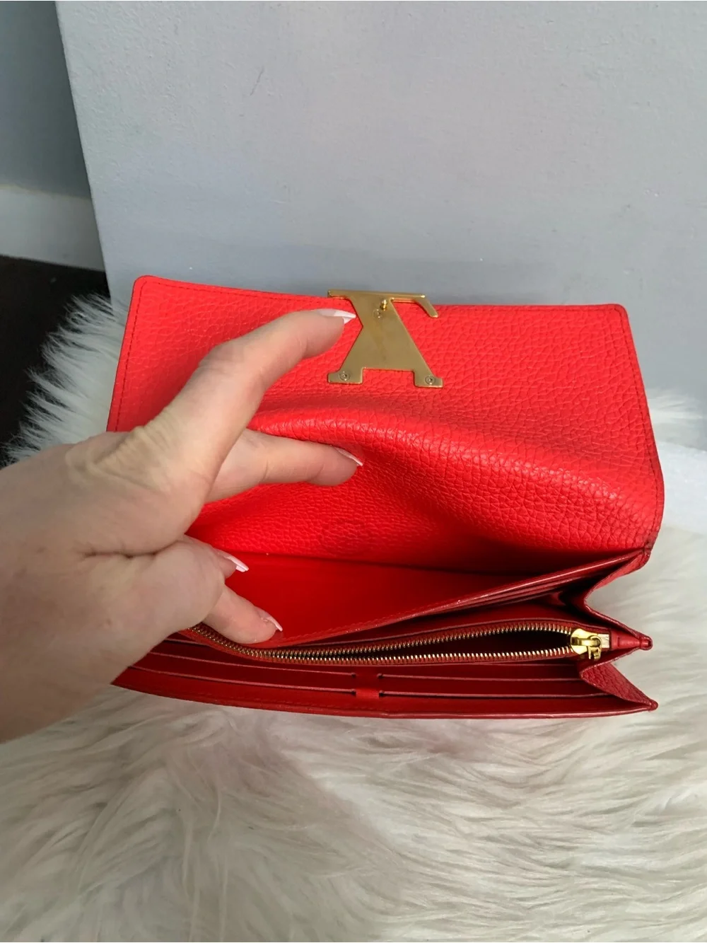 2019 authentic Louis Vuitton Capucines long wallet in bright coral color. - Image 11